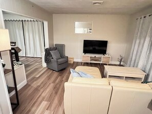 TV connectée, livres, écrans d'ordinateur