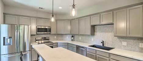 Frigorifero, microonde, forno, piano cottura