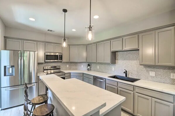 Refrigerador, microondas, horno, placa de cocina