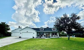 Exterior - 4-bedroom house in delightful Cape Coral with pool, gym, AC, WiFi, game room! (Cape Coral)