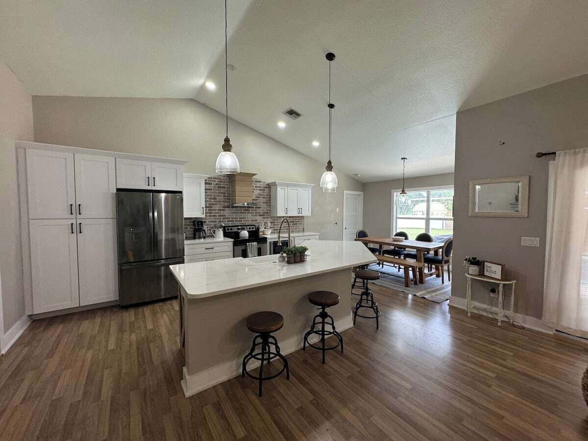 Réfrigérateur, four à micro-ondes, un four, surface de cuisson