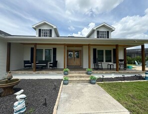 Exterior - 4-bedroom house in delightful Cape Coral with pool, gym, AC, WiFi, game room! (Cape Coral)