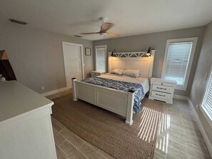 4 bedrooms, desk, WiFi, bed sheets - 4-bedroom house in delightful Cape Coral with pool, gym, AC, WiFi, game room! (Cape Coral)