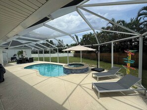 A heated pool - 4-bedroom house in delightful Cape Coral with pool, gym, AC, WiFi, game room! (Cape Coral)