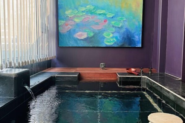 A spa area with a hot tub, a painting, and a window with blinds. - L.A.B. Hot Spring Guesthouse, Tangshan, Nanjing (Nanjing)