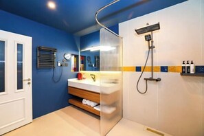 A bathroom with a shower, a sink, a mirror, and a towel rack. - L.A.B. Hot Spring Guesthouse, Tangshan, Nanjing (Nanjing)