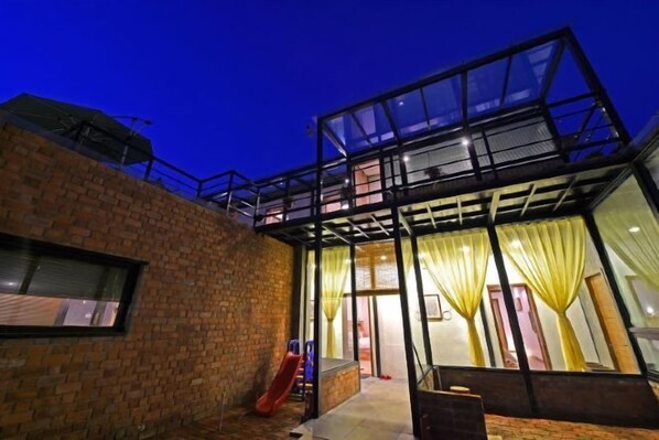 المنشأة من الداخل