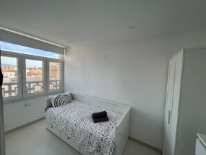 3 habitaciones, tabla de planchar con plancha y ropa de cama