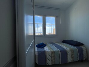 3 habitaciones, tabla de planchar con plancha y ropa de cama