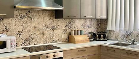 Kühlschrank, Mikrowelle, Ofen, Herdplatte