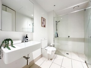 Dusche, Haartrockner, HandtĂŒcher, Seife