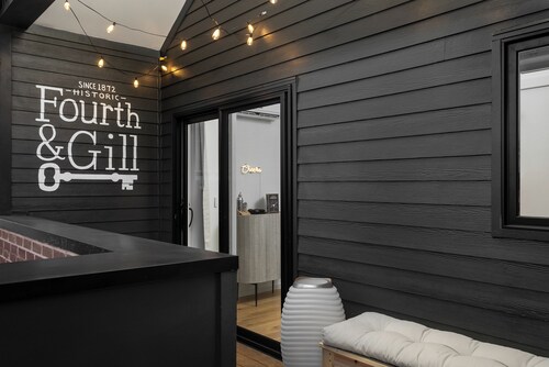 Vibrant townhome near downtown, breweries & campus