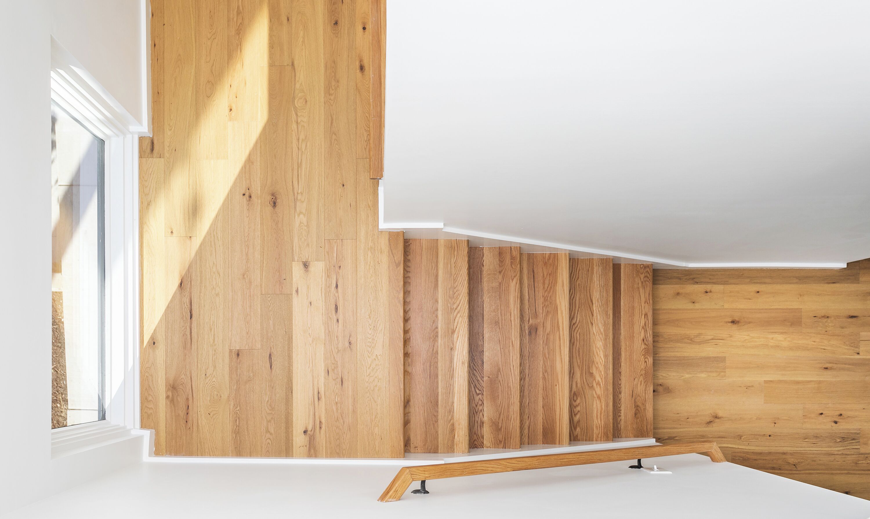 Ein Zimmer mit Holzwandverkleidung, einer weißen Decke und einem weißen Boden.
