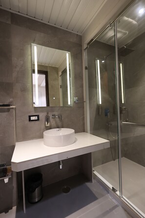 淋浴設備、拖鞋、提供毛巾、番梘