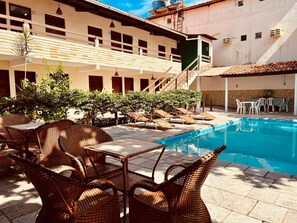 A poolside area with wicker furniture and a clear view of the pool. - Pousada Boa Esperança Beach (Ipojuca)