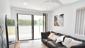 TV - Seeking Tranquility? This Holiday Home is Perfect for Families & Fishing. (Woodgate)