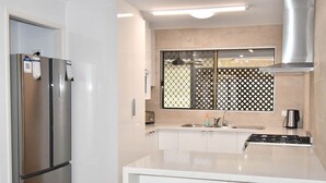 Fridge, microwave, oven, stovetop - Seeking Tranquility? This Holiday Home is Perfect for Families & Fishing. (Woodgate)