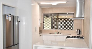 Refrigerador, microondas, horno y parrilla de estufa