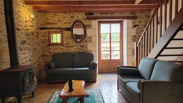 Takka, DVD-soitin, pöytätennispöytä, kirjoja