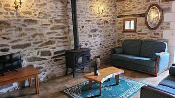 Takka, DVD-soitin, pöytätennispöytä, kirjoja