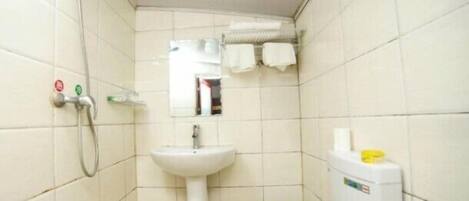 Un bagno piccolo con un lavandino bianco, uno specchio e un porta asciugamani.