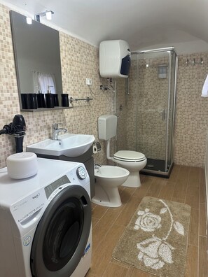 Bruser, hårtørrer, bidet, håndklæder