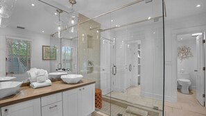 Hair dryer, towels - **SOUTHERN STAR @ THE MEADOWS** Private Home & Pool + LAST KEY SERVICES... (Key West)