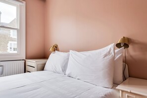 3 habitaciones, escritorio, tabla de planchar con plancha y wifi 
