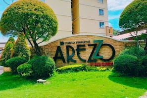 Un letrero con el nombre 'AREZO' para un establecimiento.