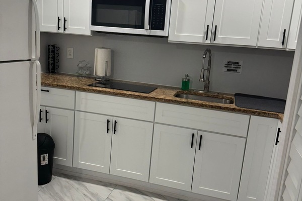 Micro-ondas, cooktop, cafeteira/chaleira, torradeira