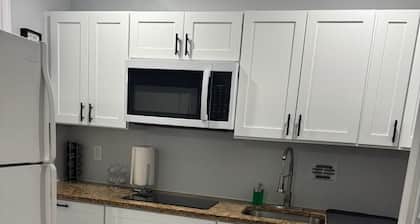 Charming 1-bedroom apartment with AC, WiFi in peaceful Valrico