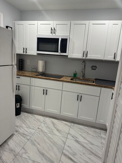 Charming 1-bedroom apartment with AC, WiFi in peaceful Valrico