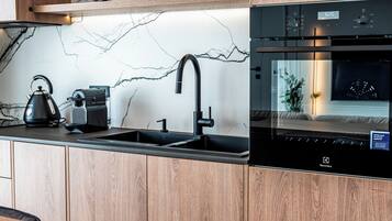 Een microgolfoven, een oven, een kookplaat, een vaatwasser