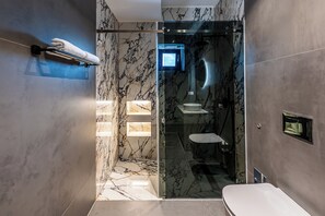 Hair dryer, towels, soap, toilet paper - Luxury Penthouse Near City Center with Stunning Panoramic Views (București)