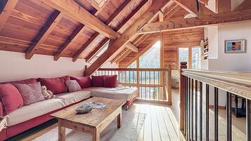 Televisor, llar de foc, reproductor de DVD i futbolí