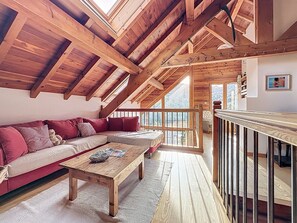 Télévision, cheminée, lecteur de DVD, baby-foot