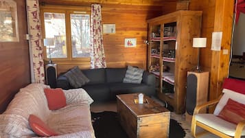 Televisión, chimenea, reproductor de DVD y futbolito