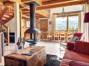 Télévision, cheminée, lecteur de DVD, baby-foot