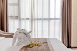 A bed with a white blanket and a decorative elephant figure on it. - Kameidun Hotel (Changsha University of Science and Technology Yuntang Campus) (Changsha)