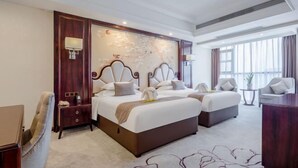 A hotel room with two beds, a large window, and a decorative wall. - Kameidun Hotel (Changsha University of Science and Technology Yuntang Campus) (Changsha)