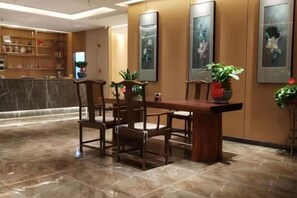 A lobby with a reception desk, seating area, and framed artwork on the walls. - Kameidun Hotel (Changsha University of Science and Technology Yuntang Campus) (Changsha)