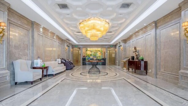 A spacious lobby with a central chandelier, marble walls, and a reception desk. - Kameidun Hotel (Changsha University of Science and Technology Yuntang Campus) (Changsha)