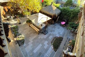 Outdoor dining - Yunmengze Hostel (Lijiang)
