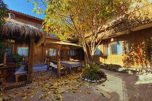 Outdoor dining - Yunmengze Hostel (Lijiang)