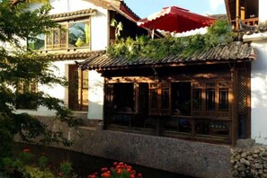 Exterior - Yunmengze Hostel (Lijiang)