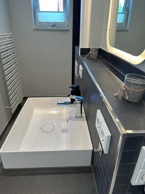 Een douche,  milieuvriendelijk toiletgerief, een haardroger, handdoeken