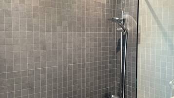 Dusche, umweltfreundliche Kosmetikartikel, Haartrockner, Handtücher