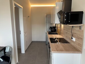KĂŒhlschrank, Mikrowelle, Ofen, Herdplatte