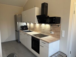 Een koelkast, een microgolfoven, een oven, een kookplaat