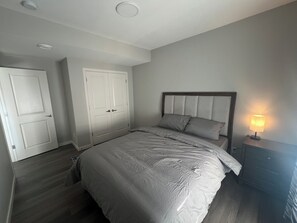 2 Schlafzimmer, Zimmersafe, Schreibtisch, Bügeleisen/Bügelbrett